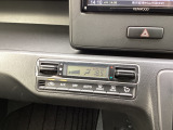 温度の設定のみで快適な風量やモードなどを自動調整してくれるフルオートエアコンを装備!