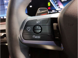 運転中にもオーディオの音量やFMの切り替えなどステアリングでの操作で切り替え可能なため、ステアリングから手を放す必要がない為、運転中でも操作が簡単でございます。