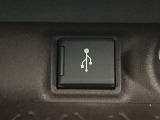 こちらのクルマはUSB接続コネクタも装備されています♪スマホの充電などにお使い下さい。ご旅行中での充電切れも、これなら心配いりませんね!
