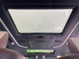 【サンルーフ】開放感たっぷりの希少装備、サンルーフが装着されています!車内に明かりを取り入れたり景色を楽しむ以外にも、車内の空気も簡単に換気できて快適です!