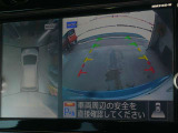 ☆全周囲カメラが駐車をアシスト☆4つの高解像度カメラで車の周囲を撮影!見えにくい死角の駐停車も驚く程に楽々です。バックカメラは、車庫入れの時は勿論、後方の安全確認もできて安心です♪