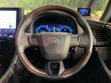 インテリアに合わせたデザインのステアリングは、運転される方のことも考え、運転しやすい形状、大きさです。是非一度、実際に触ってお確かめください。