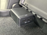 後席のアームレストには、スマホの充電に便利なUSBポートが2つございます。