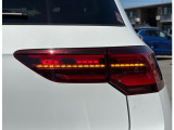 LEDテールランプ(ダイナミックターンインジケーター付き)特徴的な配光パターンによって後続車からの視認性が高まり、万一の追突の危険性を軽減します。