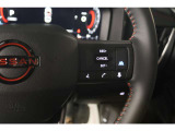 【プロパイロット】ドライバーが設定した車速を上限に、先行車と車速に応じた車間距離を保ちながら、車線中央を走行するための運転操作を支援します。