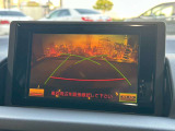 【バックカメラ】運転席から画面上で安全確認ができます。駐車が苦手な方にもオススメな便利機能です。