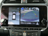ギアを『R』に入れるとナビ画面に、まるで雲の上から覗いているような映像が映り、駐車をサポートしてくれます。