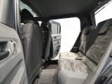 【手入れ済みの運転席】手を触れるハンドルや足元周辺などは適度に清掃を施しています。体を優しく支えるシートで長時間の移動でも疲れにくく運転できます。