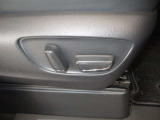 パワーシート搭載。微妙な調整が手軽にでき、ピッタリのポジションで運転することが可能です。