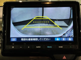 リバースギアに入れるだけで後方の表示へ切り替わります。夜間や雨の日の駐車も楽になりますよ。