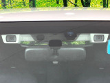 【アイサイトVer3】前方の車両等を検知し、衝突しそうな時は警報で注意を促し、ブレーキを踏む力をサポート。ブレーキを踏めなかった場合は衝突被害軽減ブレーキが作動、衝突回避をサポートします。
