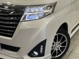 【LEDヘッドライト】悪天候や夜間走行時も良好な視界を確保し安心して運転できる高輝度LEDヘッドライトを装備!点灯速度が早く、消費電力も抑えられています。