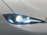 【LEDヘッドライト】悪天候や夜間走行時も良好な視界を確保し安心して運転できる高輝度LEDヘッドライトを装備!点灯速度が早く、消費電力も抑えられています。