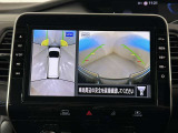 上からの視点で狭い駐車場への駐車に役立つ、アラウンドビューモニター対応純正メモリーナビ装備。