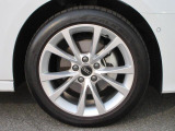 全車両に標準装備の純正アルミホイールは、純正ならではのバランスの良いデザインと、走行安定性をお楽しみ頂けます。