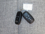 電子キーをポケットやカバンに入れているだけで、ドアの開錠・施錠が行えます。荷物を抱えていてもラクラク開閉です。エンジン始動も行えます。
