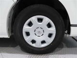 タイヤサイズは(195/50R15)でスチールホイールです。