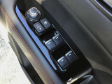 パワーウィンドウやドアミラーのスイッチ等は運転席右側へ集中してます