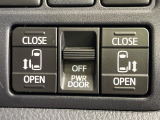 【両側スライドドア】駐車場で隣の車との間隔が狭く乗りにくい時、スライドドアなら安心!ドアオープン時も幅を取らず、開口部が広いので乗り降りがとっても簡単です。大きな荷物の出し入れも後席から可能♪