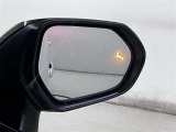 【ブラインドスポットモニター】隣の車線を走る車両をレーダーで検知し、ドライバーでは見えない四角に存在する車両を検知するとドアミラーに搭載されたインジケータが点灯します