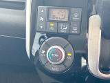 【オートエアコン】一度お好みの温度に設定すれば、車内の温度を検知し風量や温度を自動で調整。暑い&hellip;寒い&hellip;と何度もスイッチ操作をする必要はありません。快適な車内空間には必須の機能ですね♪