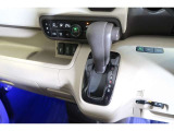 インパネシフトだから視線の移動も少なく足元もスッキリ♪運転席もゆったりしているのでゆとりを持ってドライブできますね!
