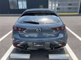 MAZDA3のリアビューは「余白の美」をテーマにした流麗で彫刻的なデザインが特徴です。光の反射を利用して表情を生み出す「魂動デザイン」が色濃く反映されています。