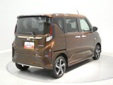 【ナナメ正面(左前)】両側パワースライドドアを装備。狭い駐車場でも、乗り降りや荷物の積み下ろしがスムーズに行えます。