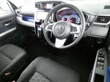 【運転席まわり】・・・ハンドルやシートなども隅々までクリーニング済み。キレイな車内でドライブがより一層快適にお楽しみいただけると思います。
