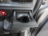 運転席右側の引き出し式ドリンクホルダーです。