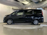 助手席側は電動スライドドアになってます。運転席やキーのリモコンで開閉できるので手が塞がっていても楽に積み降ろし出来ますよ。