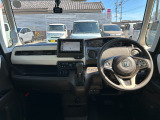 操作性に優れた運転席となります!小物入れや各ボタンの配置にこだわり、使いやすいです!座り心地もよく視認性も良好なのでロングドライブもお任せ下さい!