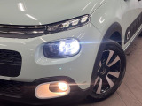 ●LEDヘッドライト:夜間走行時も良好な視界を確保し安心して運転できる高輝度LEDヘッドライトを装備!点灯速度が早く、消費電力も抑えられています。