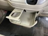 収納タイプのトレイとカップホルダーは便利に使えます