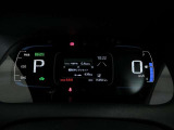 運転に役立つ情報を分かりやすく表示するマルチインフォメーションディスプレイを中央に配したとても見やすいメーター
