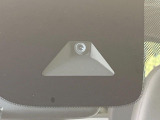 【三菱e-Assist】走行中に前方の車両等を認識し、衝突しそうな時は警報とブレーキで衝突回避と被害軽減をアシスト。より安全にドライブをお楽しみいただけます。