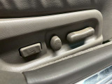【パワーシート】電動でシートポジションの変更が可能です。手動式より細かくシート設定が可能ですのでより快適な姿勢でドライブを楽しんで頂けるでしょう。