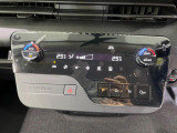 【左右独立型フルオートエアコン】運転席と助手席でそれぞれお好みの温度に設定可能。同乗者にも配慮した、最適な空調をお届け致します。
