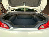 トランクスペースも充分な広さがございます。ゴルフバッグも収納可能です。