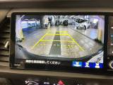【バックカメラ】運転が苦手な方も車庫入れラクラクです!ギアをリバースに入れれば自動的に切り換わりますので、面倒な操作は不要です♪狭い駐車場もお車を傷つけず安心ですね!