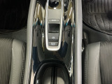 パーキングブレーキはスマートな電子制御式と合わせて渋滞時等にブレーキペダルから足を離しても停車状態を保持してくれるオートブレーキホールド機能で運転が楽になります。スタートはアクセルペダルを踏むだけ