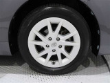 樹脂キャップ付きアルミホイールを装備、タイヤサイズは205/60R16です。