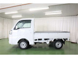 4WDシステムを搭載。オフロードや雪道などの滑りやすい路面でも安心して走行できます。