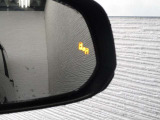 隣車線を走る車両をレーダーで検知し、ドアミラーでは確認しにくい後側方エリアに存在する車両に加え、急接近してくる車両も検知します。車両を検知するとドアミラーに搭載されたLEDインジケーターが点灯します。