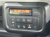 【オートエアコン】一度お好みの温度に設定すれば、車内の温度を検知し風量や温度を自動で調整。暑い&hellip;寒い&hellip;と何度もスイッチ操作をする必要はありません。快適な車内空間には必須の機能ですね♪