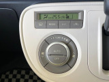 【オートエアコン】一度お好みの温度に設定すれば、車内の温度を検知し風量や温度を自動で調整。暑い&hellip;寒い&hellip;と何度もスイッチ操作をする必要はありません。快適な車内空間には必須の機能ですね♪