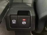 【電動パーキングブレーキ+オートブレーキホールド機能】 指先だけで簡単に操作が可能なパーキングブレーキ、スイッチを押すとブレーキペダルから足を離してもブレーキを保持できるオートブレーキホールド搭載。