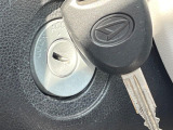 【キーレス】少し離れた場所からでもボタン一つでドアの開錠・施錠ができるのでとっても便利!ドアの鍵穴周りに傷をつけることもありません♪