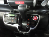 インパネシフトだから視線の移動も少なく足元もスッキリ。運転席もゆったりしているのでゆとりを持ってドライブできますね。