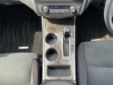 運転席真ん中にドリンクホルダーございます